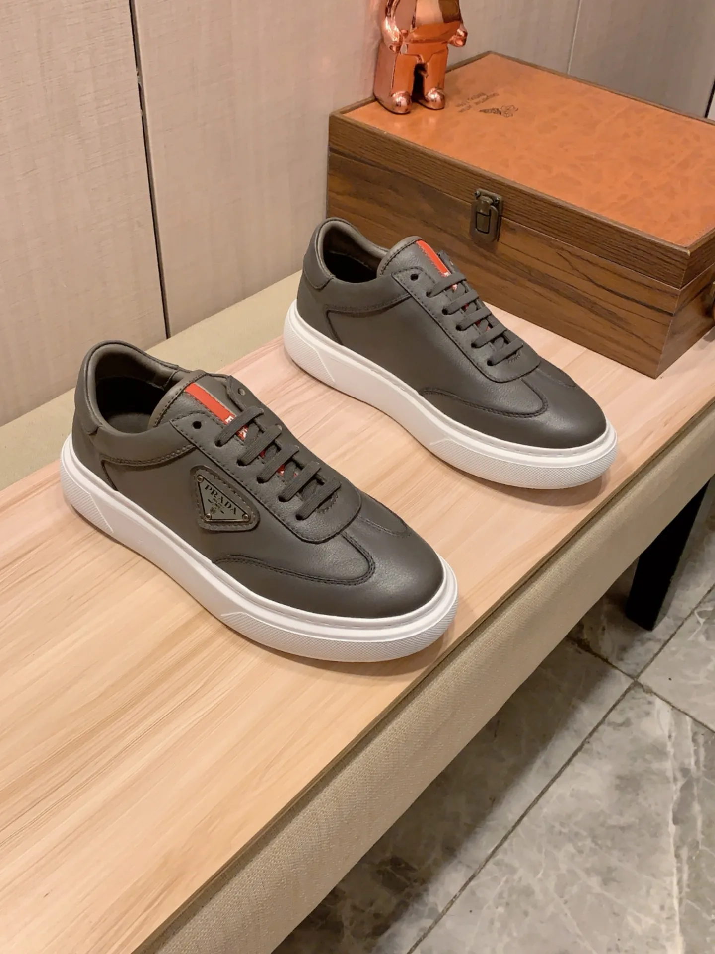 New model: Factory price: 460💰💰🎩🎩[Lightning][Lightning] "Prada Men's Shoes 💰pRADA*" The latest and most popular casual shoes, top brands [seduce] luxury~purchase, top~quality. [Strong] The upper is made of imported breathable and polished cowhide material ➕ Breathable sheepskin feet (•) with fine workmanship. The original stylish and stylish soft rubber wear-resistant and non-slip outsole is light and comfortable on the feet. The real thing looks better when photographed in person. 0186: code: 38-44, 4️⃣ colors selected